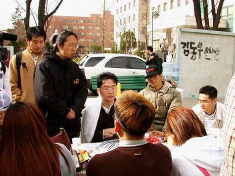 천막농성장에서 '세투위'와 총학생회의 상견례 